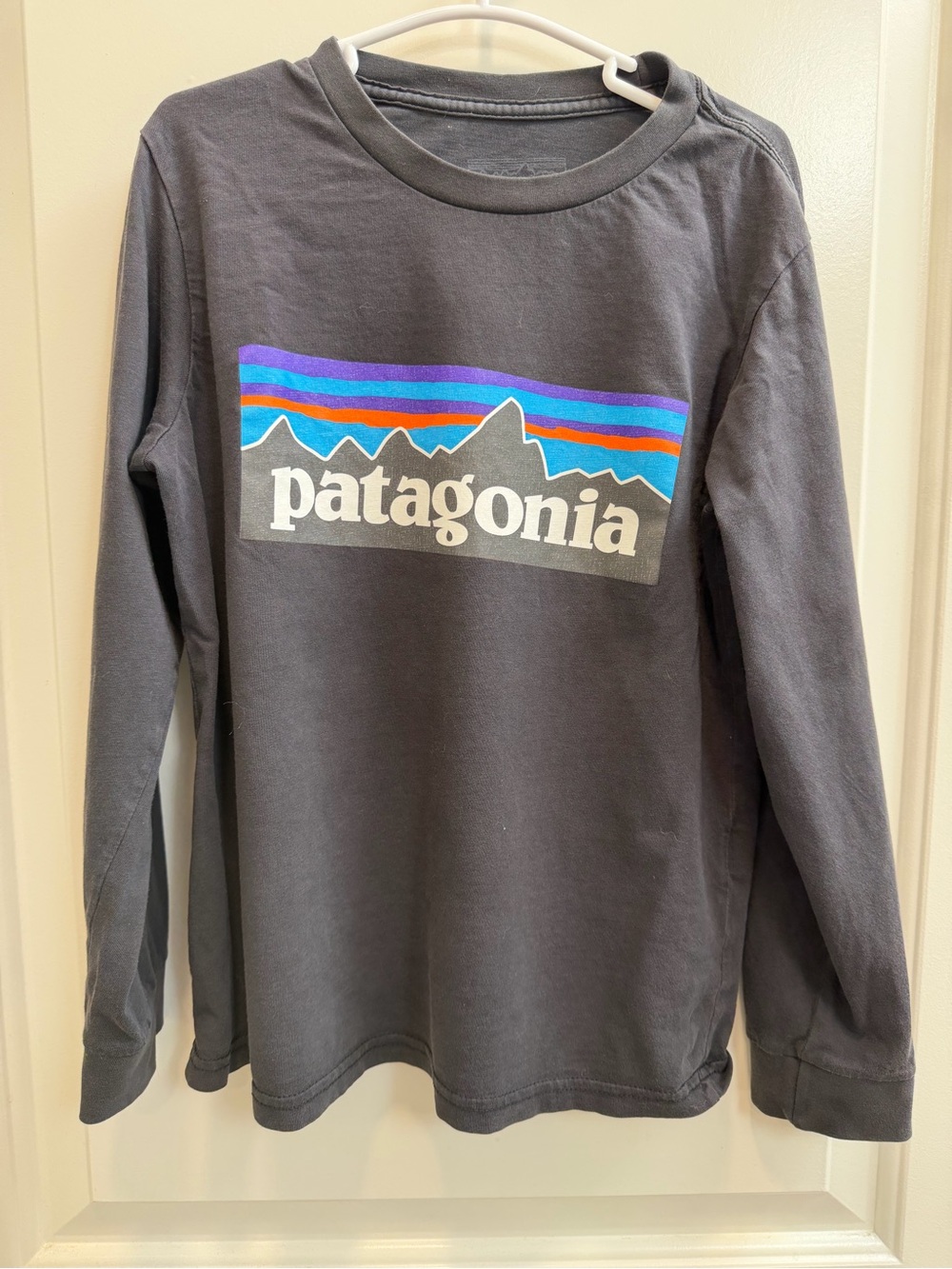 Levi's Kids Long-Sleeve Tee in Charcoal with Multi-Color Logo